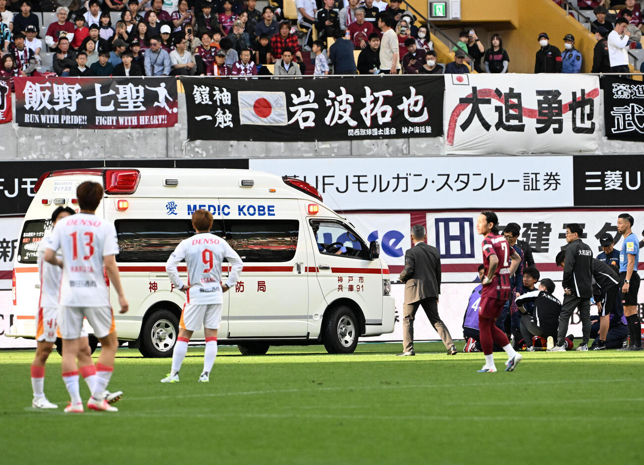 神戸対名古屋　後半、神戸トゥーレルを搬送するためにピッチ内に入る救急車（撮影・石井愛子）