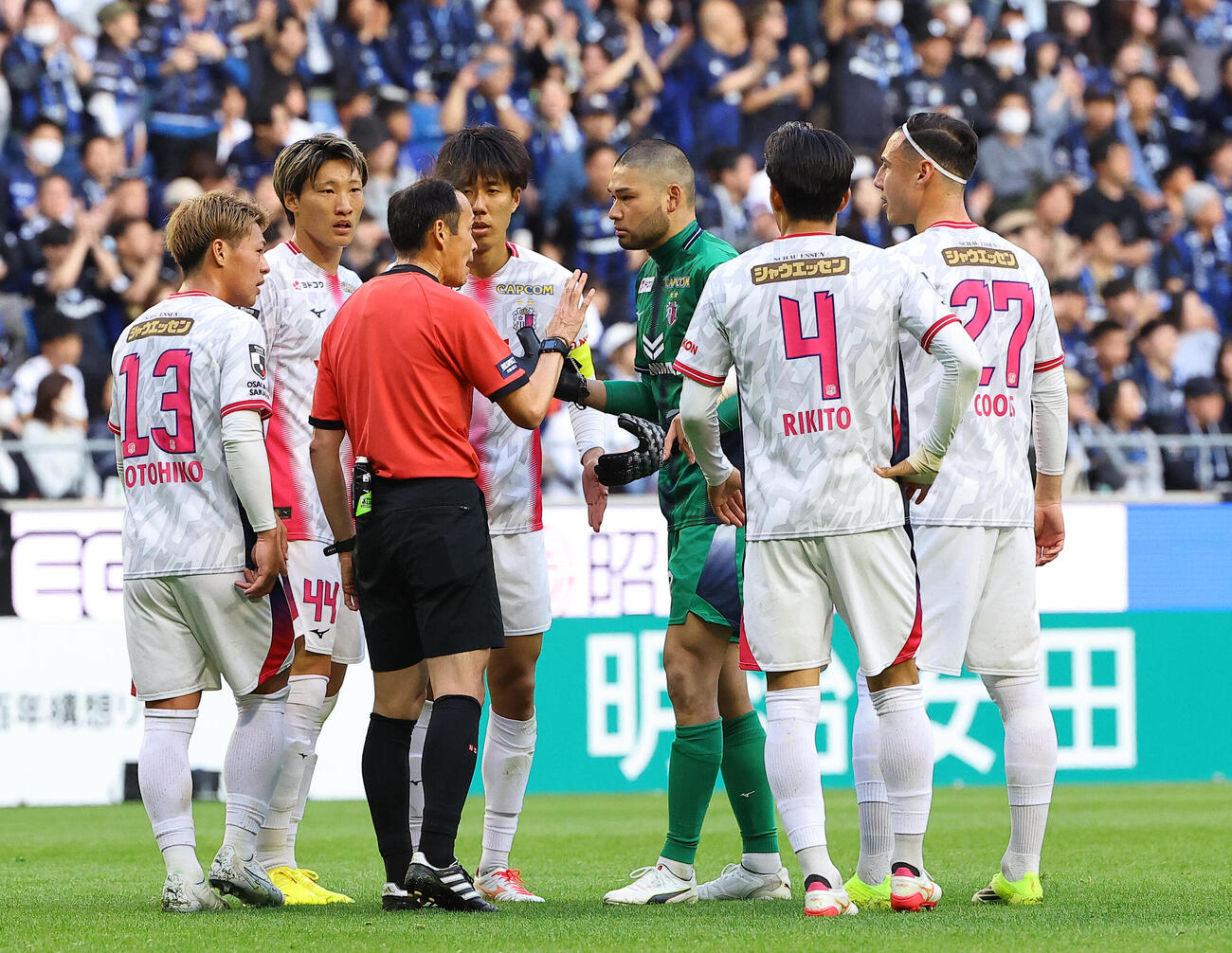 G大阪対C大阪　後半、レフェリーと話すC大阪GK中村（撮影・上田博志）