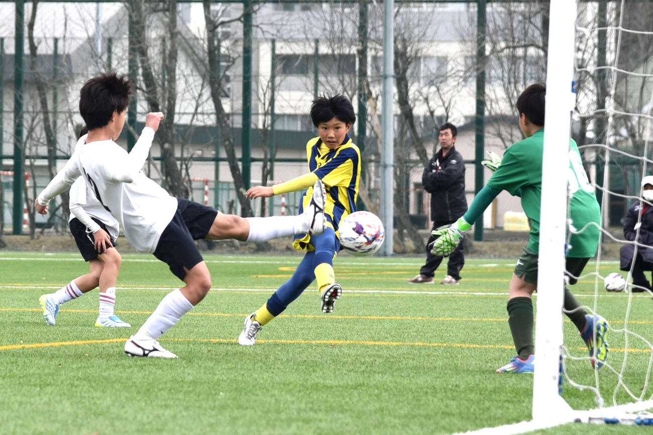 決勝戦の第1ピリオド9分、強烈なシュートでゴールを決めるSSSの笹本晴生（中央）