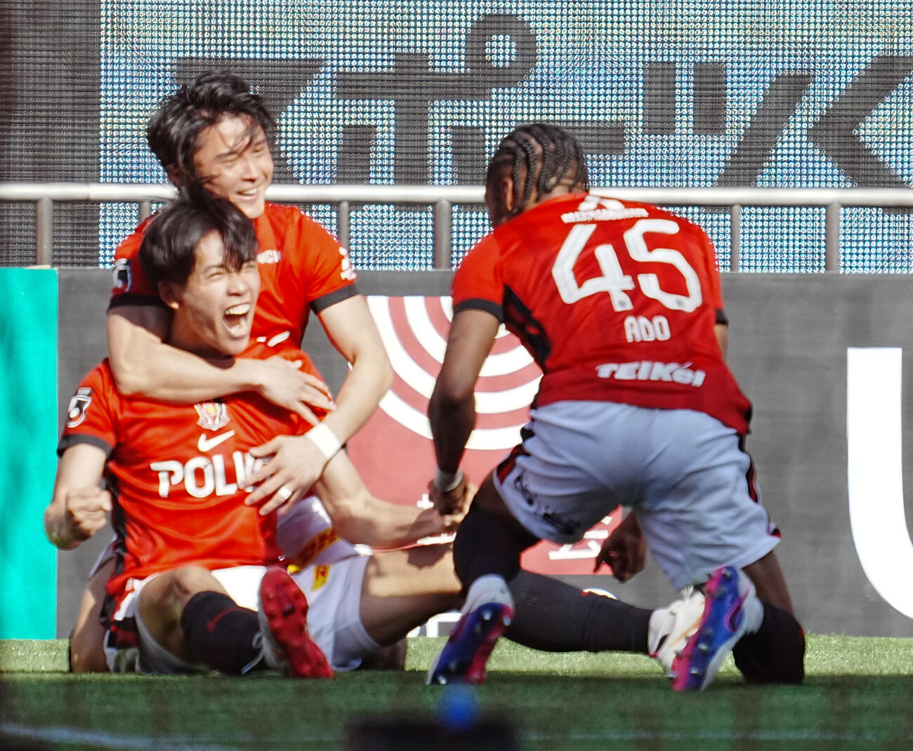 浦和対東京V　後半、浦和肥田野（左）は先制ゴールを奪いイレブンの祝福を受ける（撮影・小沢裕）