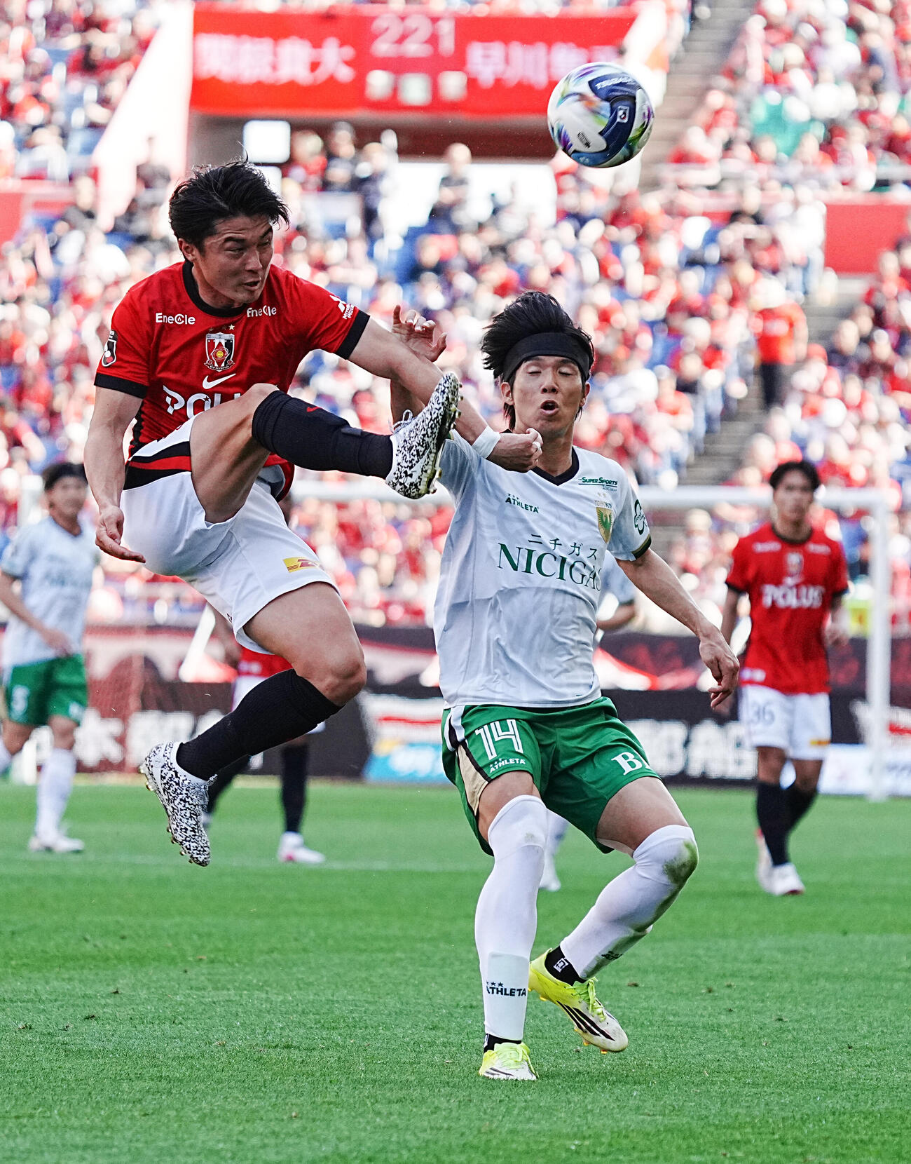 浦和対東京V　前半、ボールをクリアする浦和石原。右は東京V福田（撮影・小沢裕）