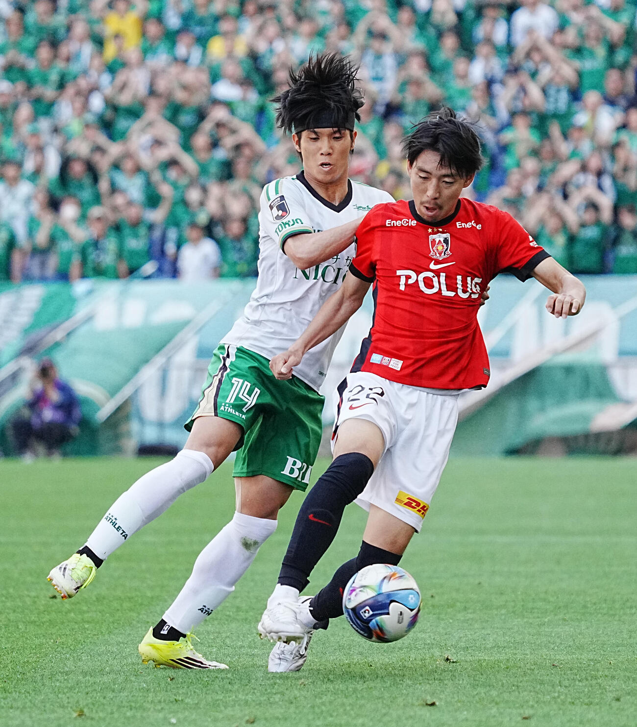 浦和対東京V　前半、競り合う東京V福田（左）と浦和柴戸（撮影・小沢裕）