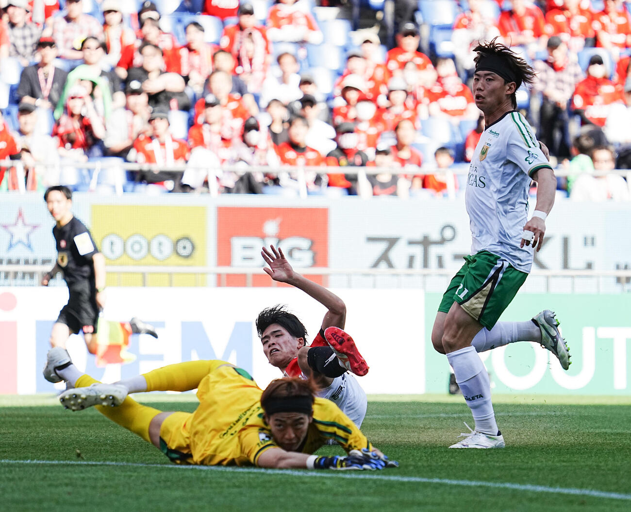浦和対東京V　後半、浦和肥田野（中央）は先制ゴールを奪う（撮影・小沢裕）