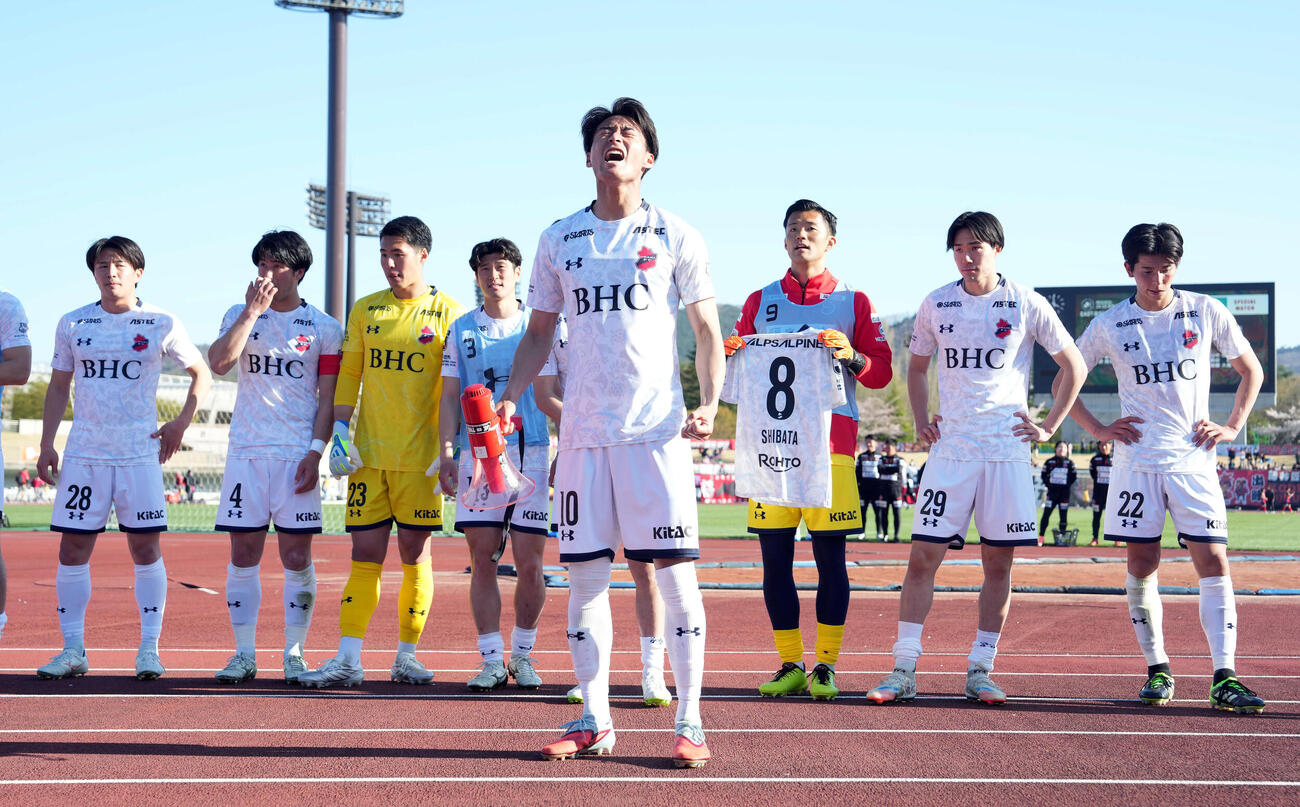 福島対いわき　「ダービー取りました！」福島に勝利しサポーターに報告するいわき西谷（撮影・たえ見朱実）