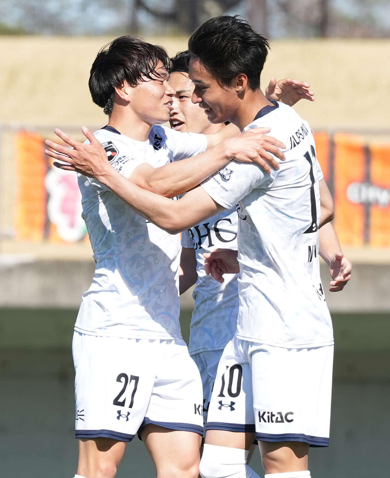 福島対いわき　後半、ゴールを決め山中（左）と抱き合ういわき西谷（撮影・たえ見朱実）