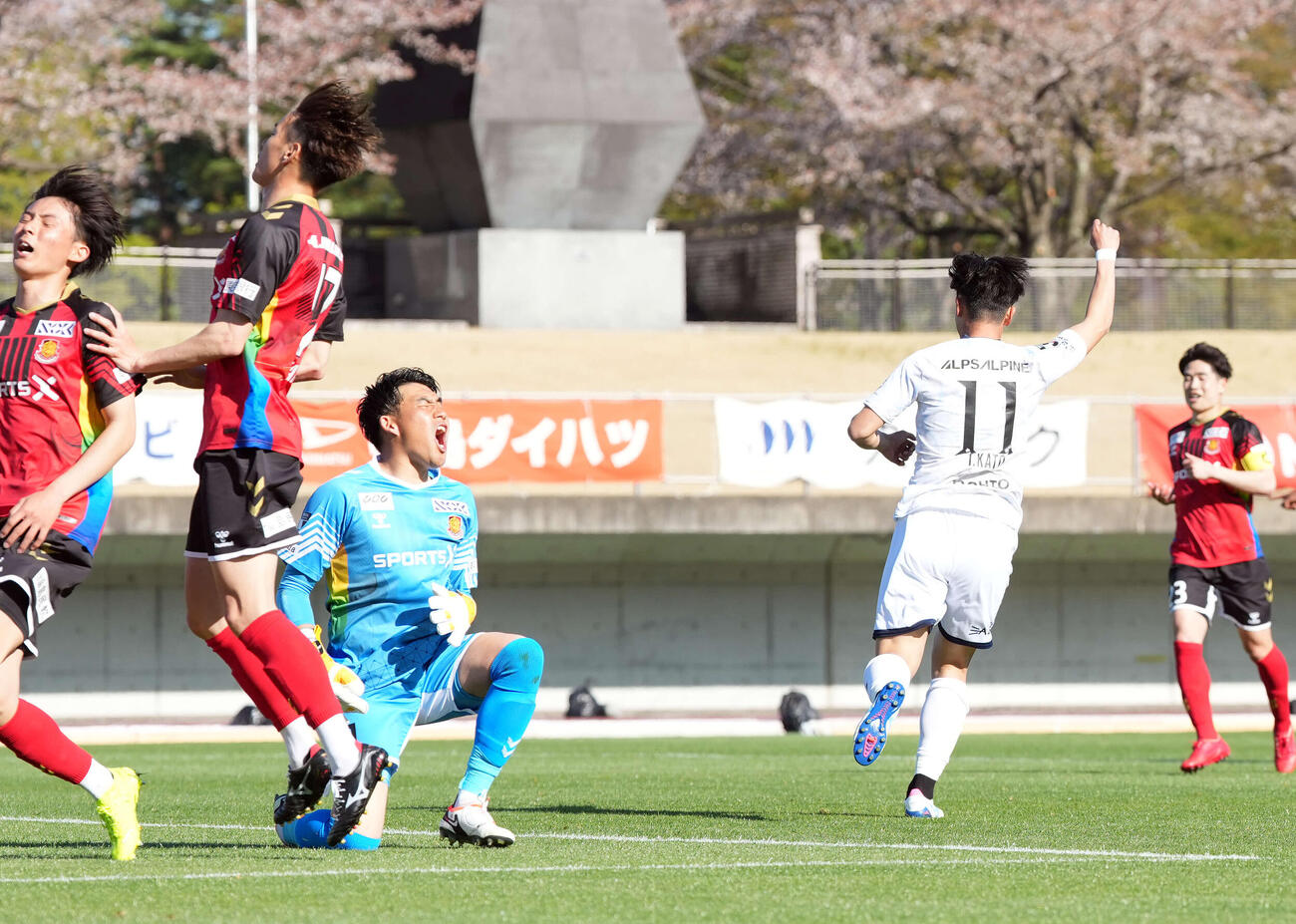 福島対いわき　後半、ゴールを決め、ガッツポーズを決めるいわき加藤（右端）（撮影・たえ見朱実）