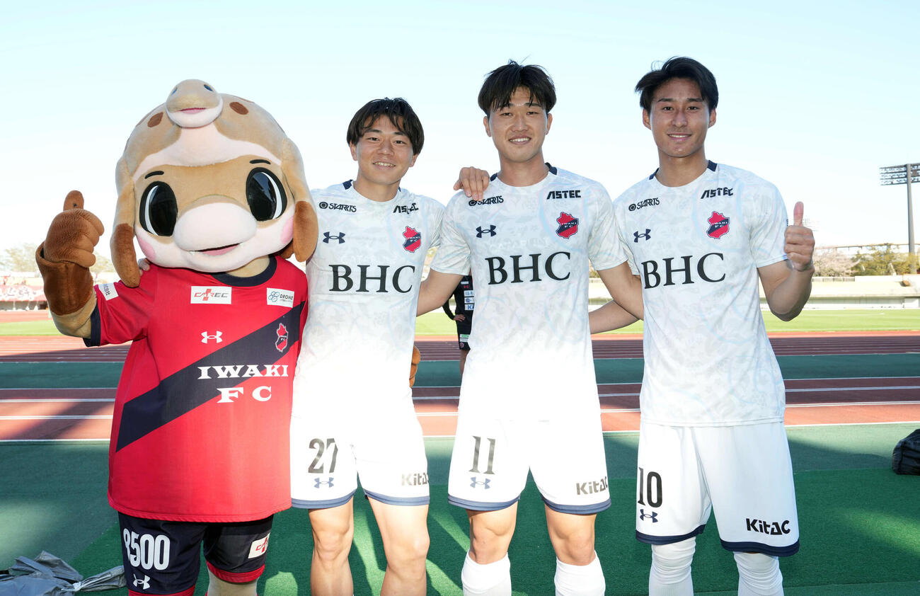 福島対いわき　福島に勝利し笑顔を見せる、左から山中、加藤、西谷（撮影・たえ見朱実）
