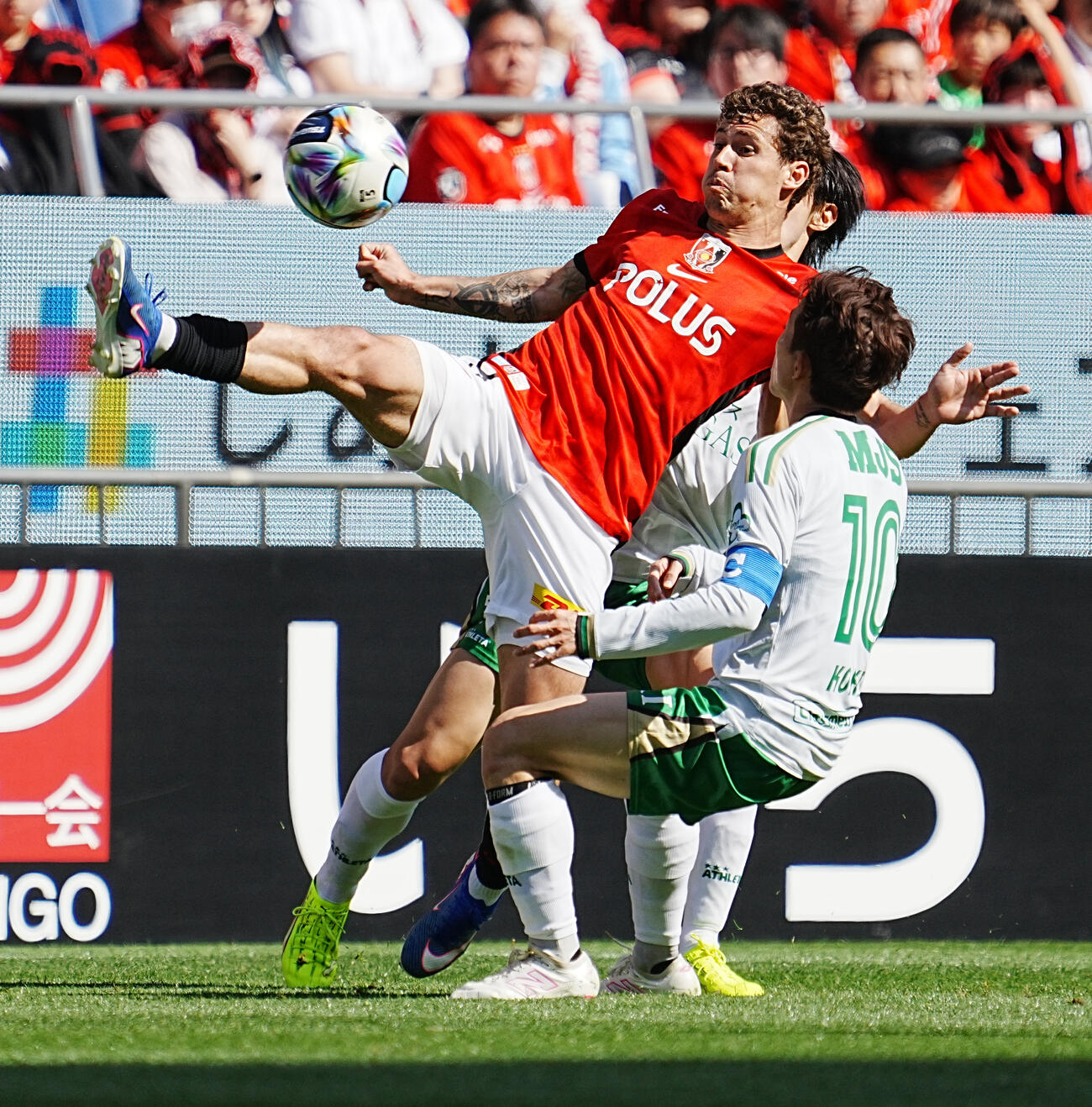 浦和対東京V　前半、浮き球をキープする浦和サヴィオ（撮影・小沢裕）