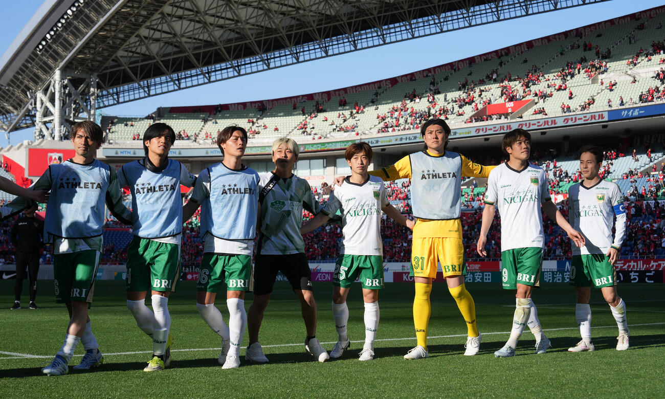 浦和対東京V PK戦で勝利しサポーター席の前でダンスを披露する東京Vイレブン（撮影・小沢裕）