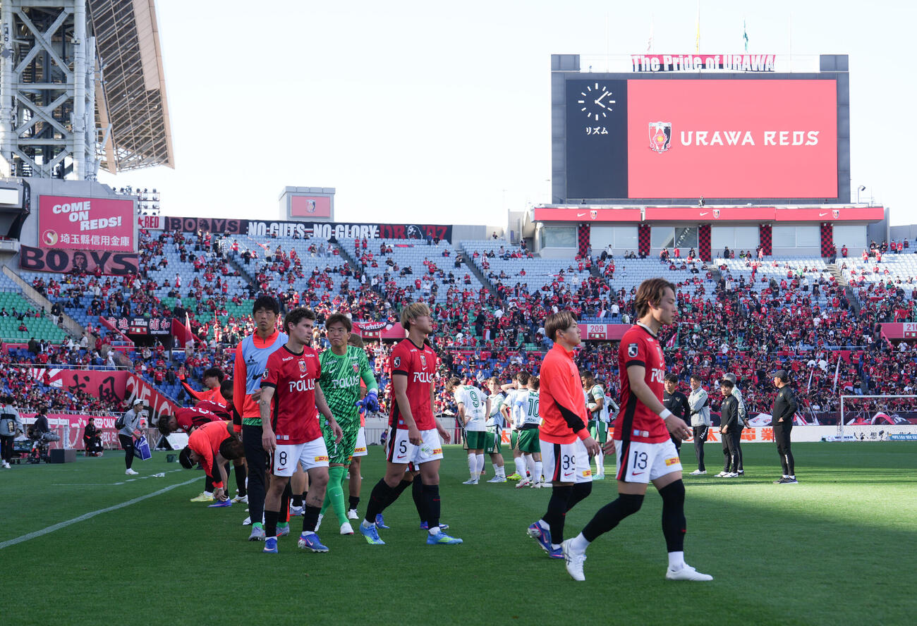 浦和対東京V PK戦で敗れ場内を一周する浦和イレブン（撮影・小沢裕）
