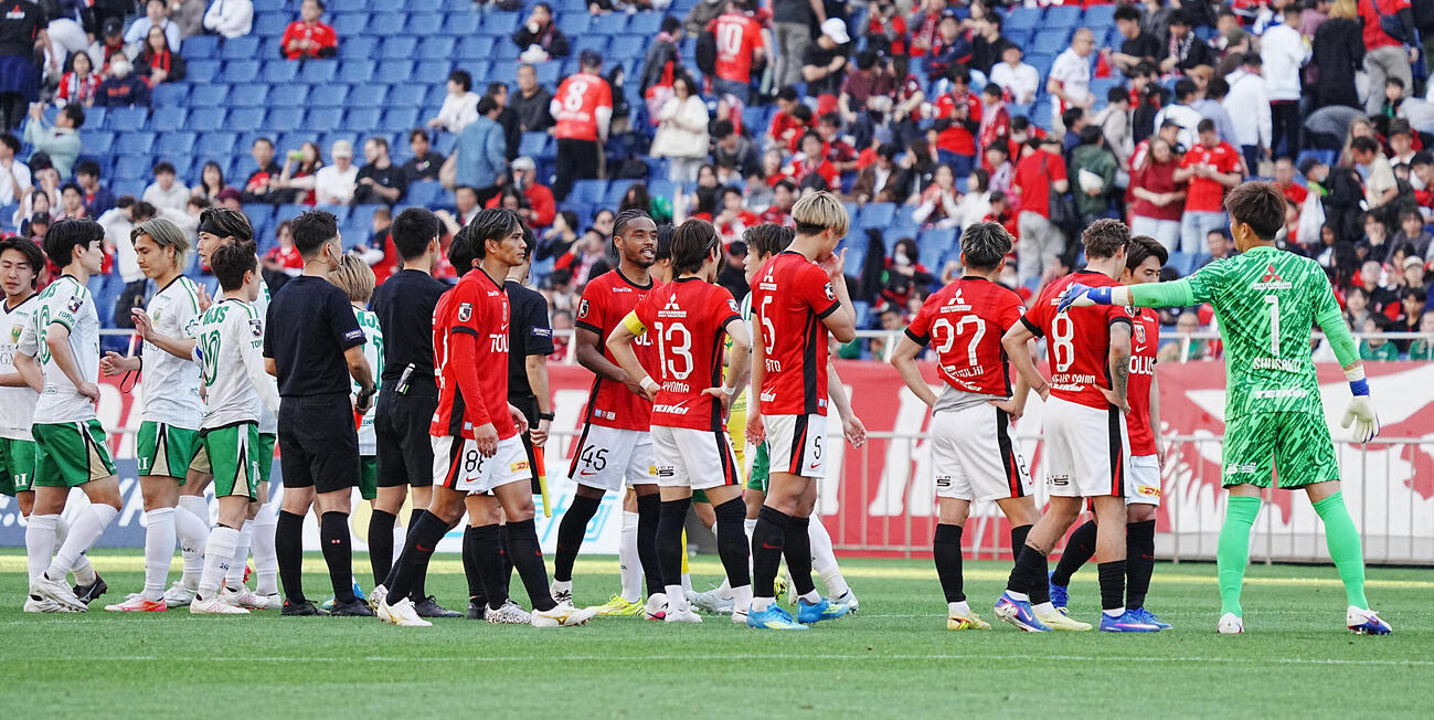 浦和対東京V PK戦で敗れがっくりする浦和イレブン（撮影・小沢裕）