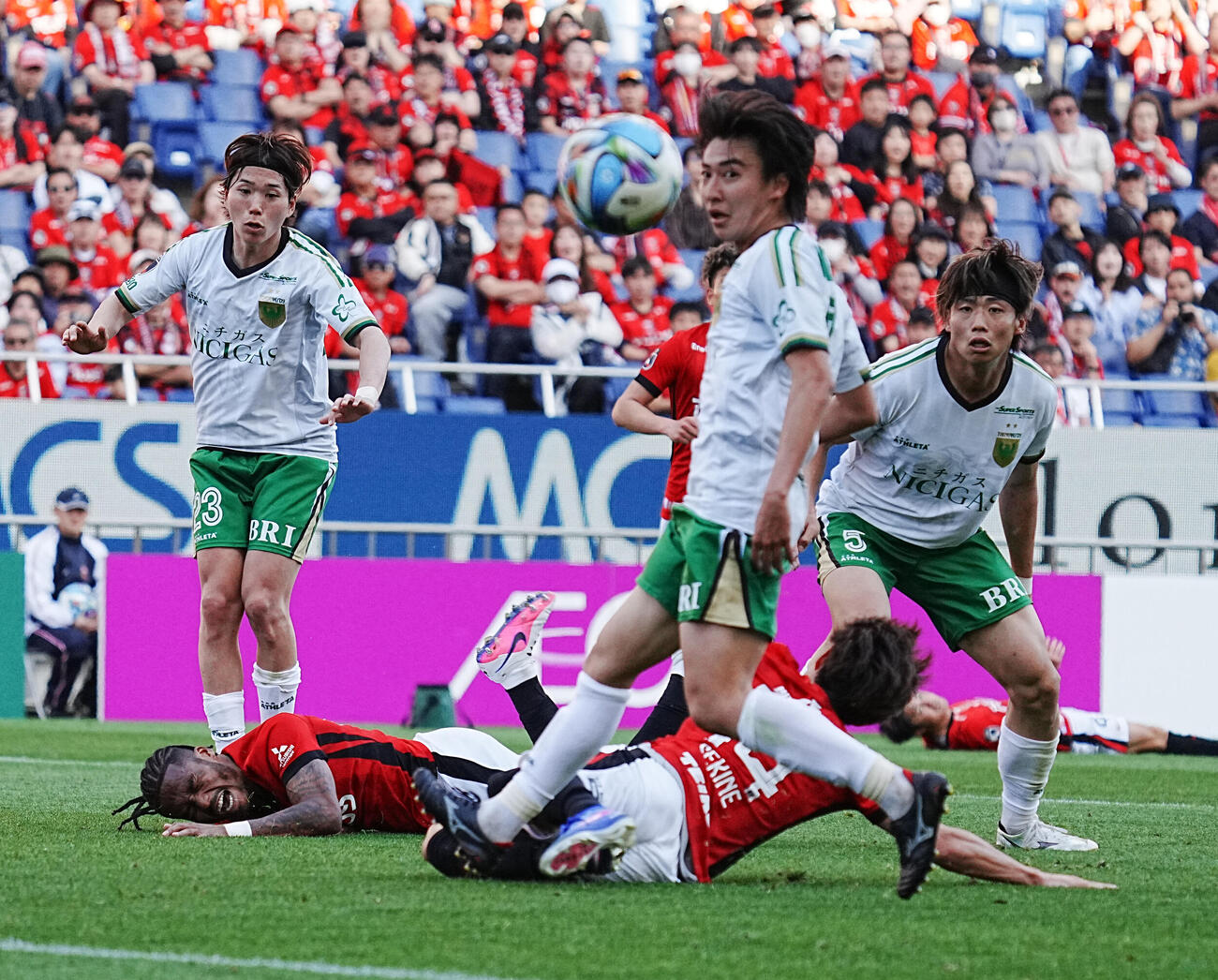 浦和対東京V　後半追加タイム、浦和オナイウ阿道（左下）はゴール前の浮き球にヘディングシュートを試みるも届かず（撮影・小沢裕）