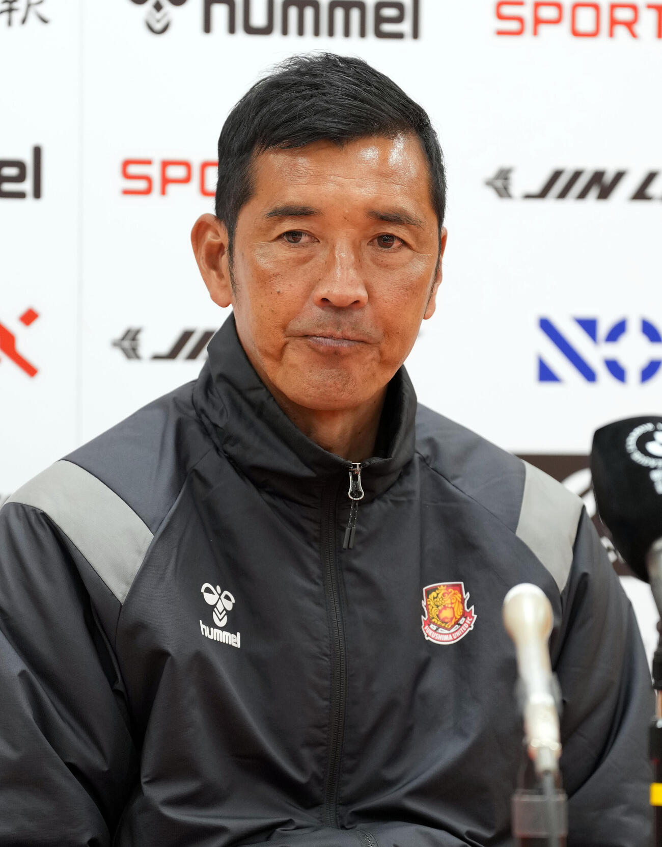福島対いわき　会見で記者の質問に答える福島寺田監督（撮影・たえ見朱実）