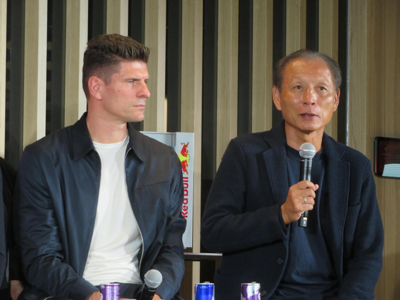 レッドブル社のサッカー部門テクニカルディレクターの元ドイツ代表FWゴメス氏（左）とRB大宮の原代表取締役兼フットボール本部長（2024年11月撮影）