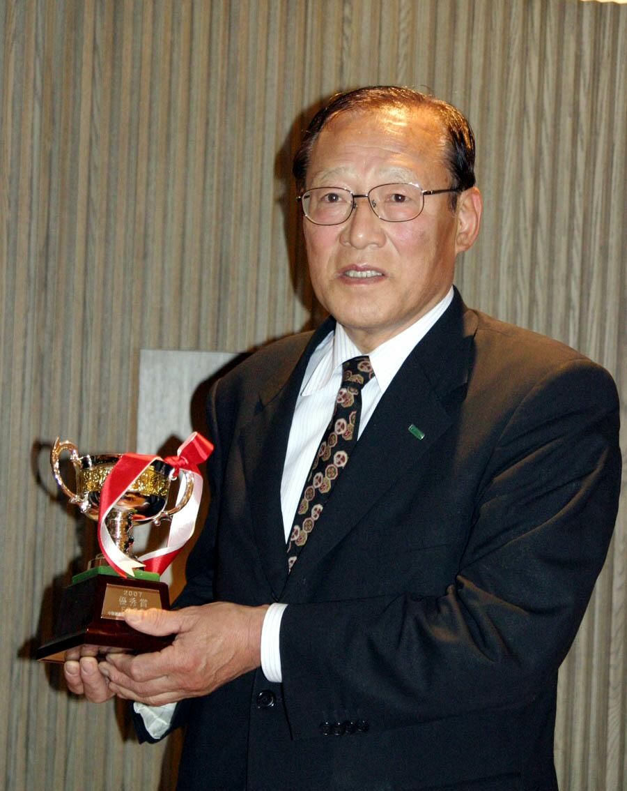 中部運動記者クラブ・サッカー分科会、07年の優秀賞にJ2入会を果たしたFC岐阜が選ばれ、記念のトロフィーを手にするFC岐阜の今西和男GM（2008年撮影）