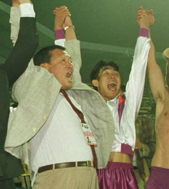94年6月、前期優勝を果たしバンザイで喜ぶ広島の今西和男総監督（左）と森保一