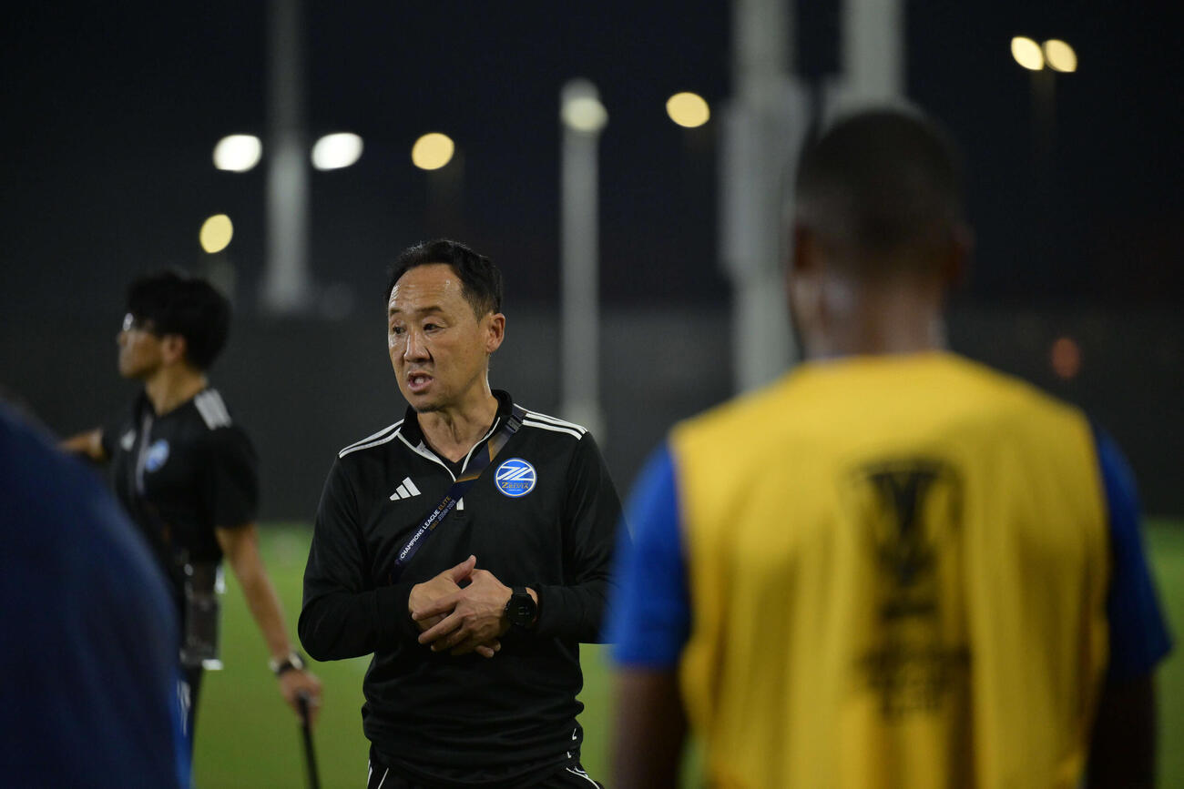 公式練習で選手たちに話をする町田の黒田監督（FCMZ提供）