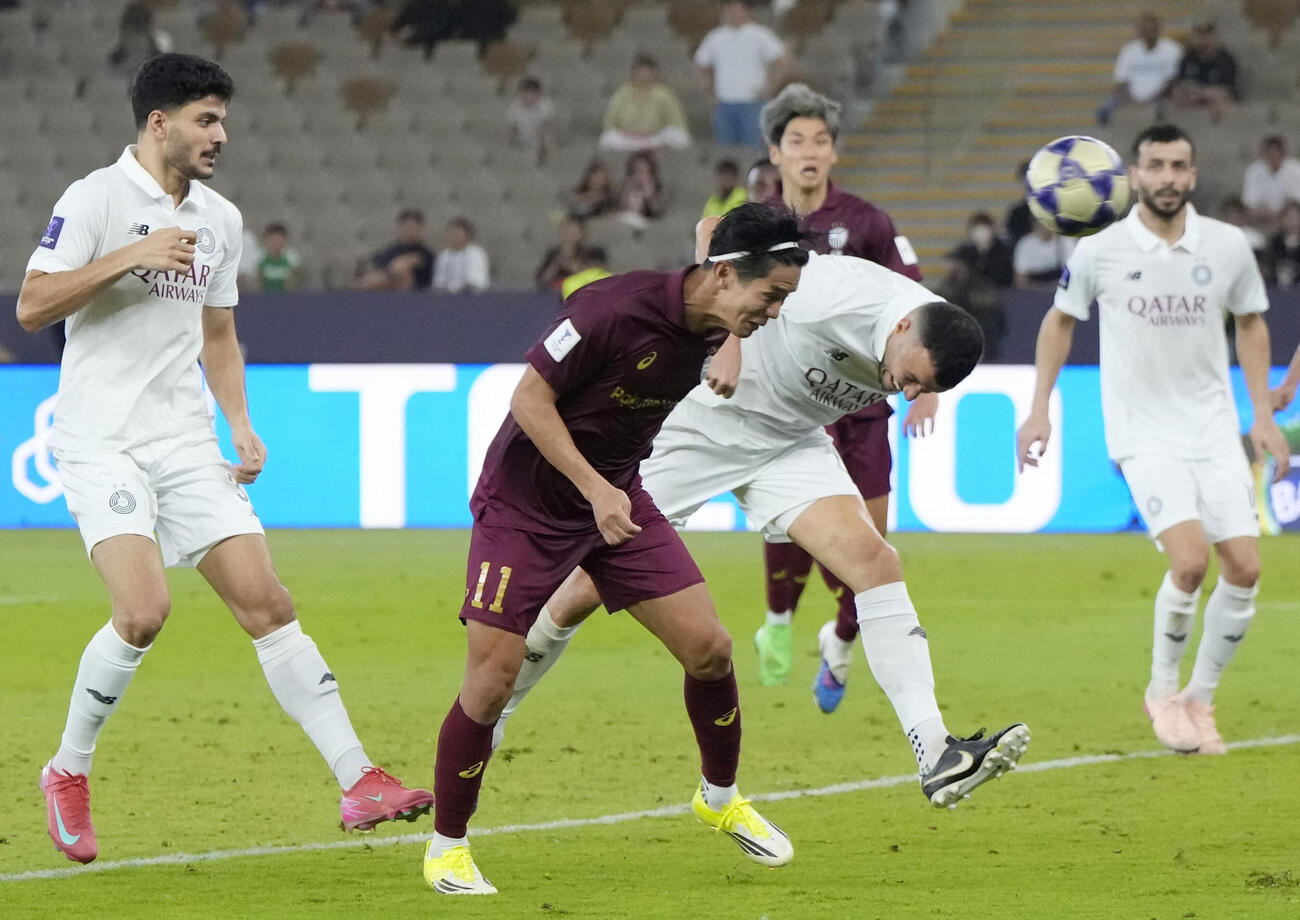 神戸－アルサド　後半終了間際、ヘディングで同点ゴールを決める神戸武藤（中央）（共同）