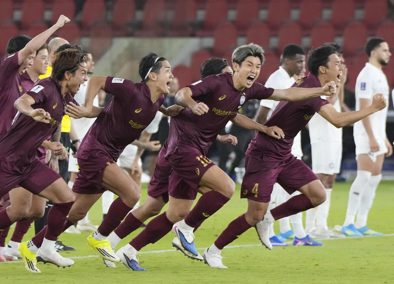 アルサドとのPK戦を制し準決勝進出を決め、駆け出す神戸イレブン（共同）