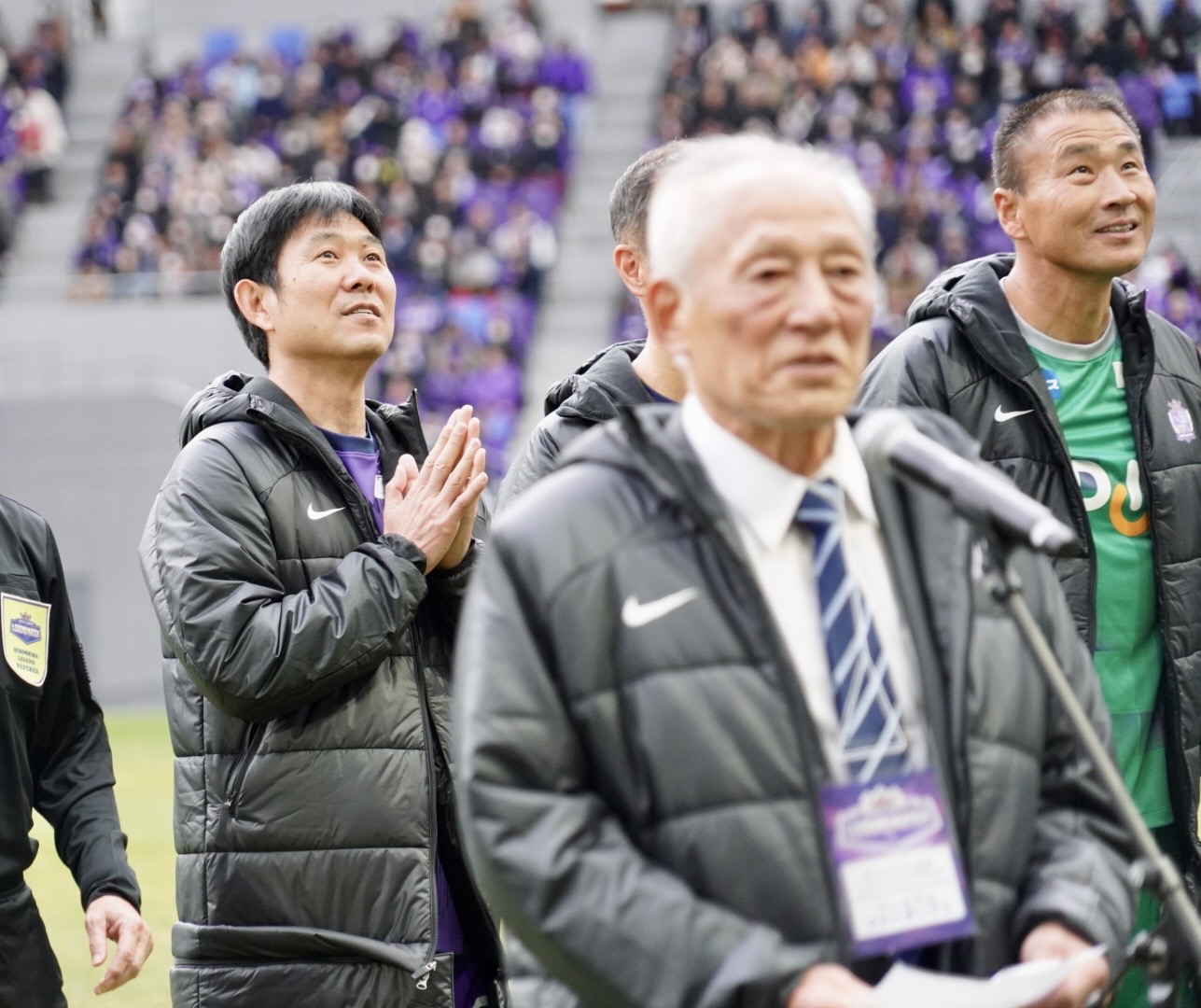 サンフレッチェ広島レジェンドマッチ2024であいさつする今西和男さん（右）とスタンドを見つめる日本代表森保一監督（撮影・佐藤成）（24年12月21日）