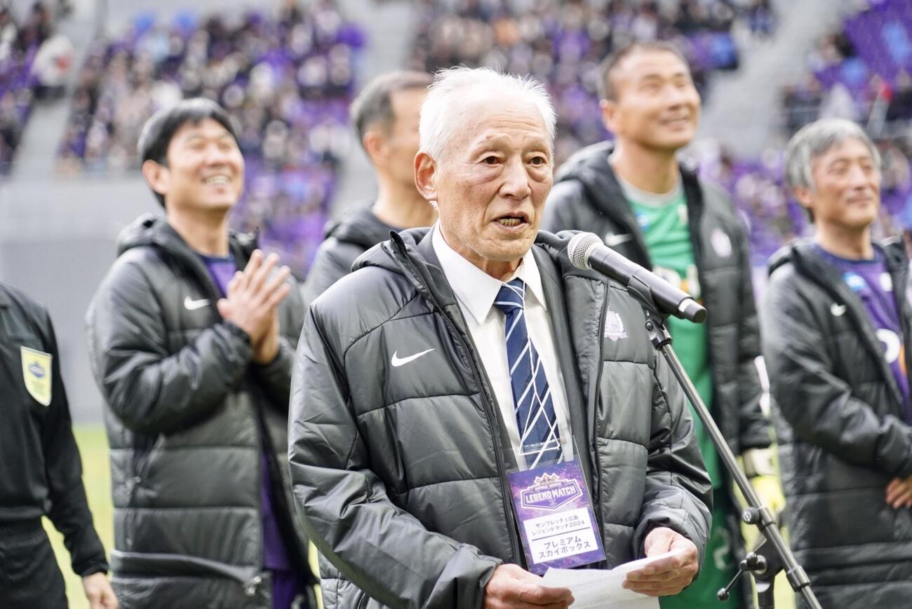 サンフレッチェ広島レジェンドマッチ2024であいさつする今西和男さん（撮影・佐藤成）