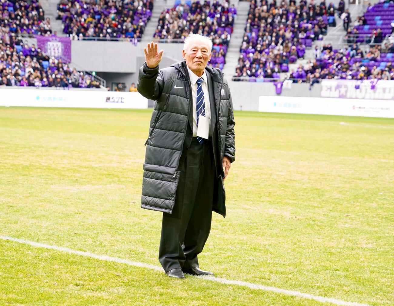 2024年12月、サンフレッチェ広島レジェンドマッチ2024であいさつする今西和男さん（撮影・佐藤成）