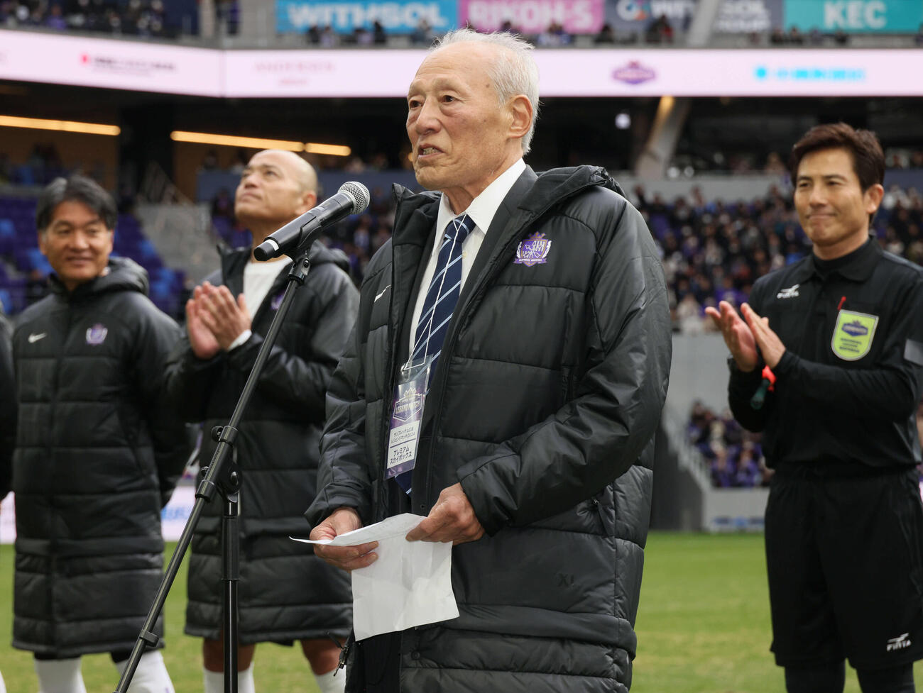 サンフレッチェ広島レジェンドマッチ2024　試合前、あいさつする名誉実行委員長の今西和男氏（2024年12月撮影）