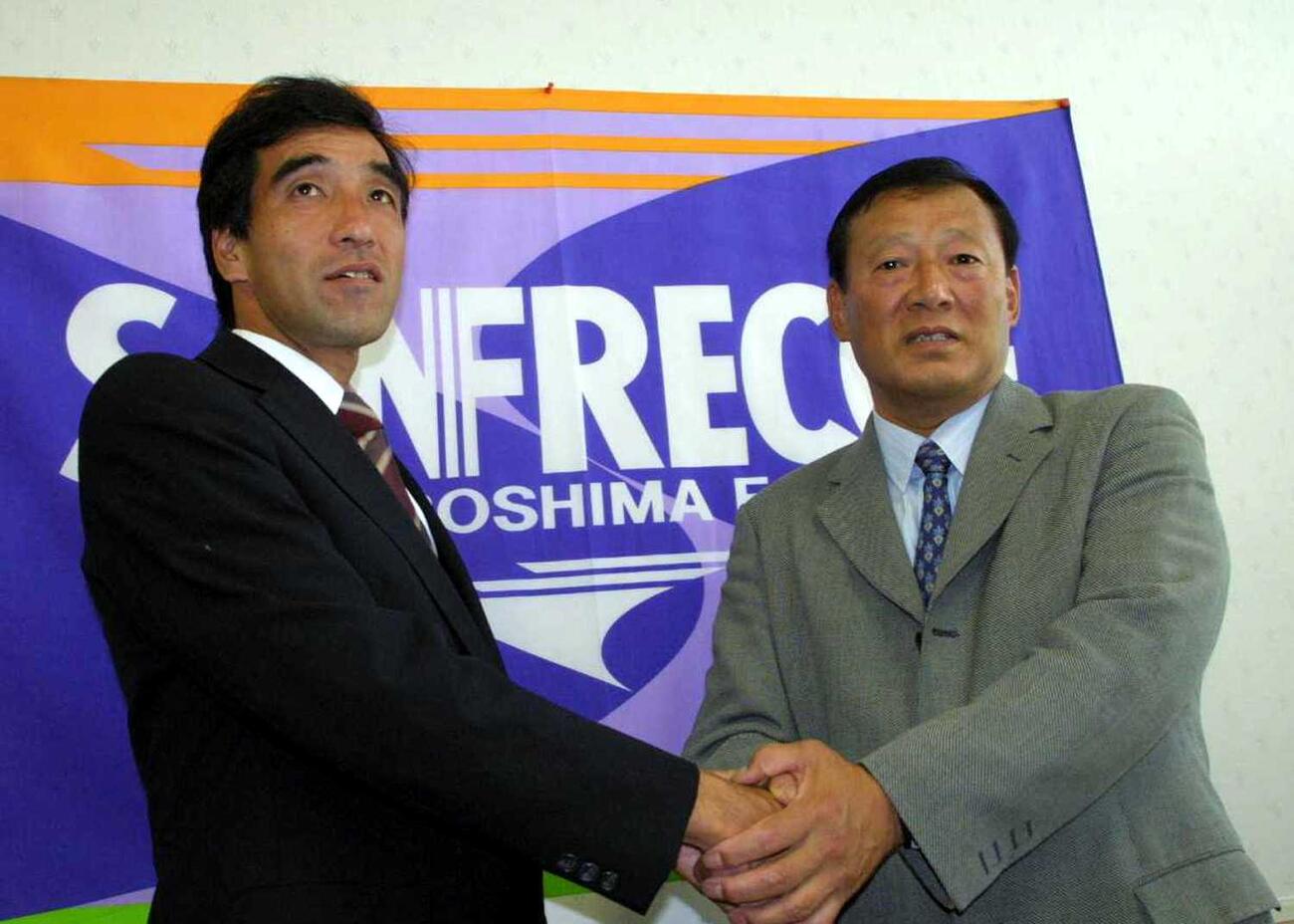 サンフレッチェ広島の木村孝洋新監督（左）と、今西和男総監督（2002年撮影）