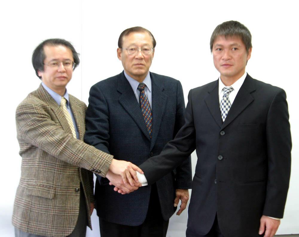 FC岐阜の鈴木誠代表（左）とGMに就任する今西和男氏（中央）と森山泰行兼任コーチ（2007年撮影）