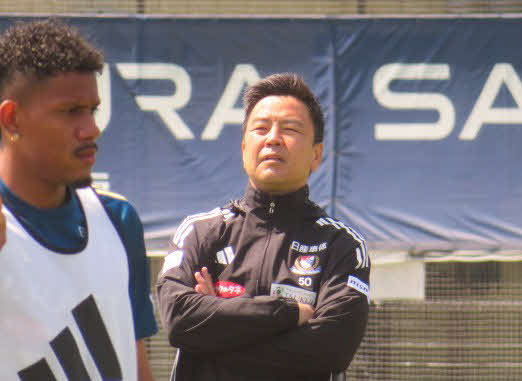キニョーネス（左）ら選手の動きをチェックする横浜大島秀夫監督