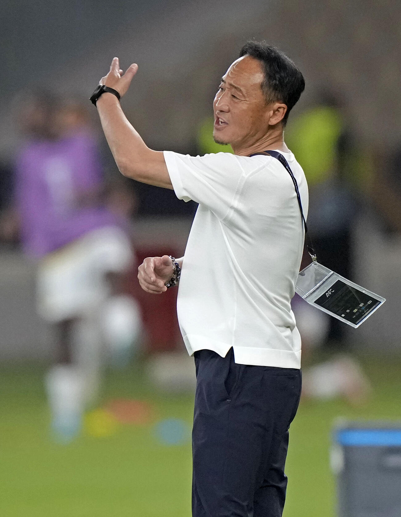 後半、指示を出す町田・黒田監督（共同）