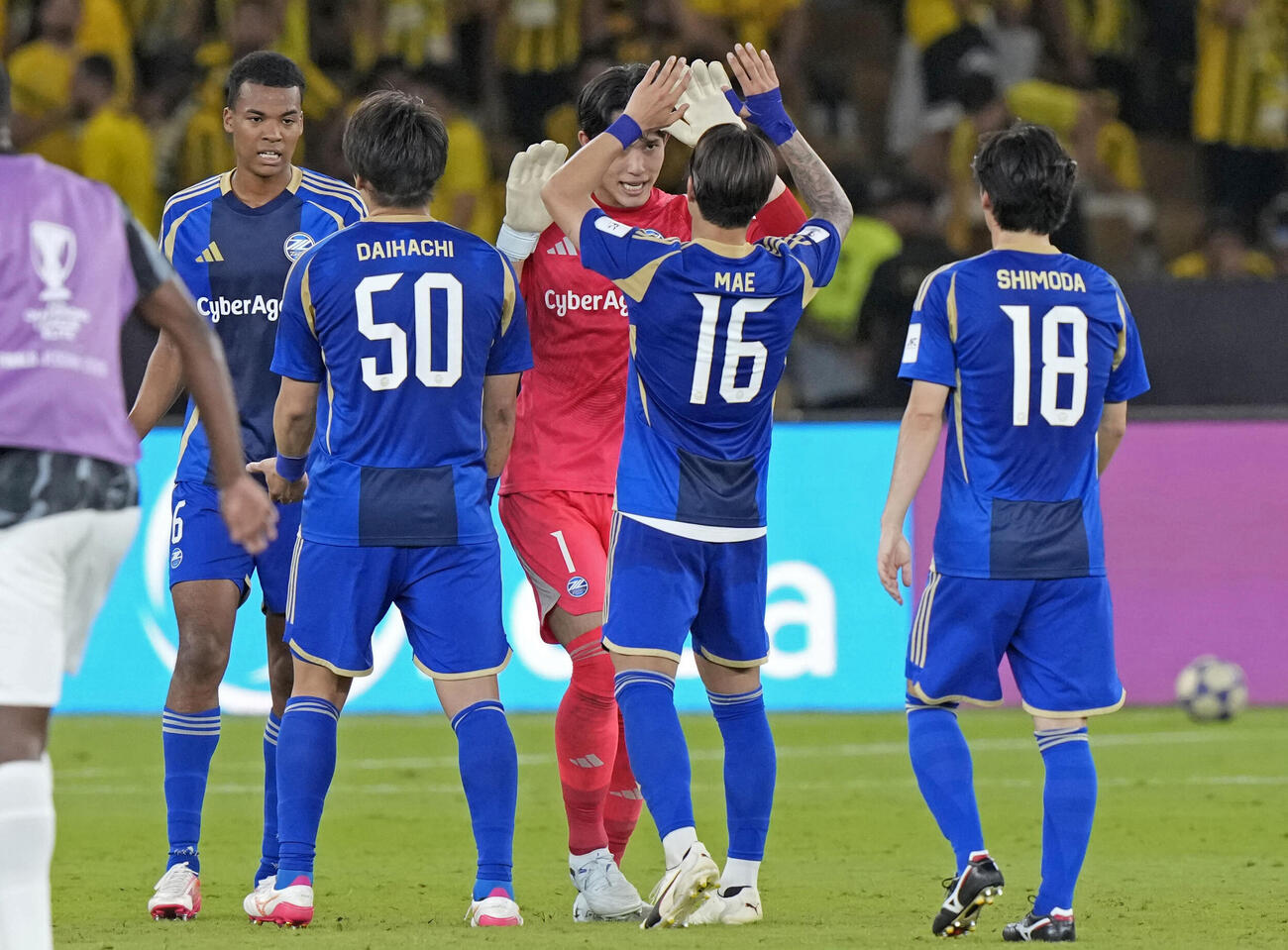 アルイティハドに競り勝ち準決勝進出を決め、タッチを交わす町田・GK谷（中央）（共同）