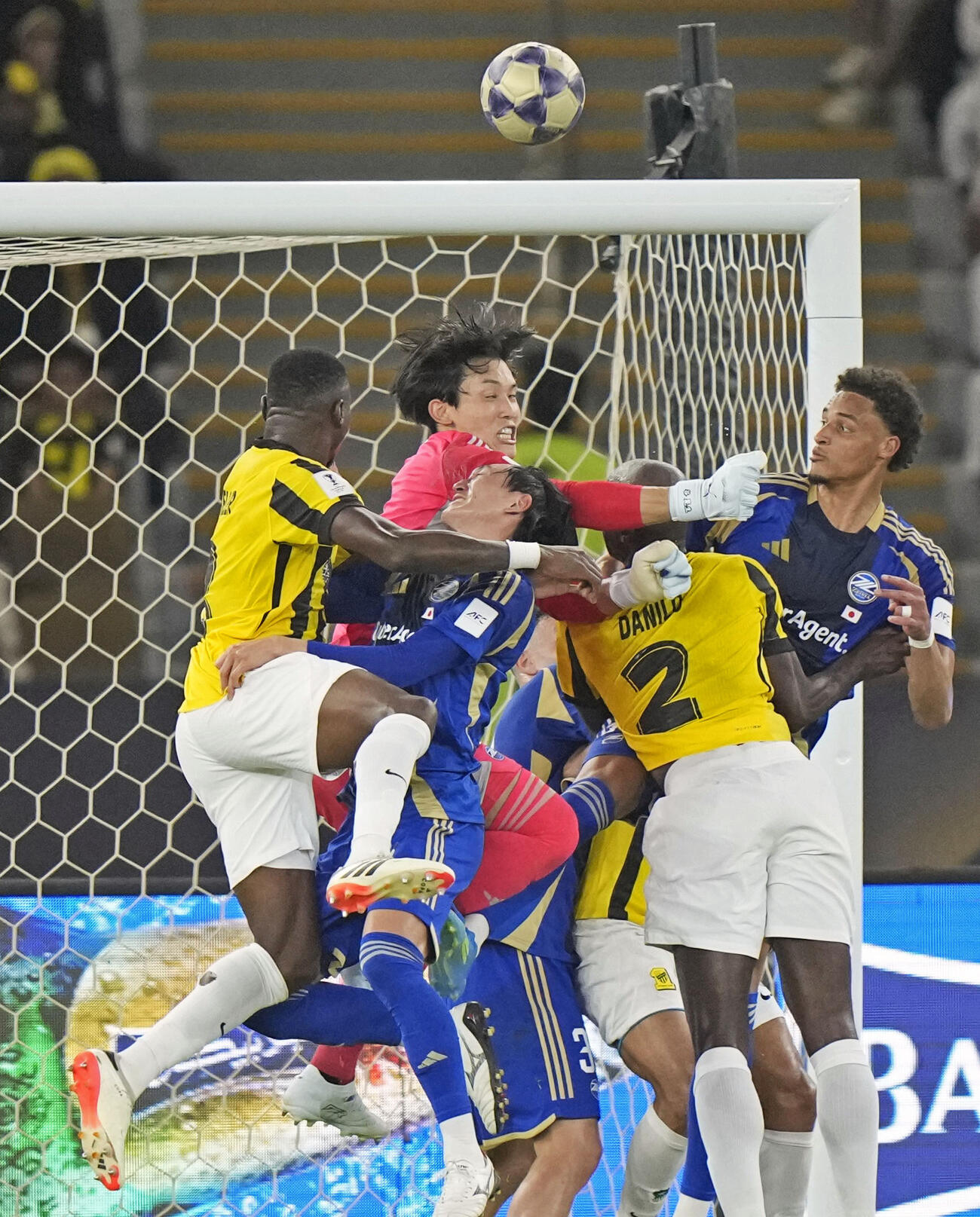 前半、ゴール前で競り合う町田・GK谷（中央上）ら（共同）