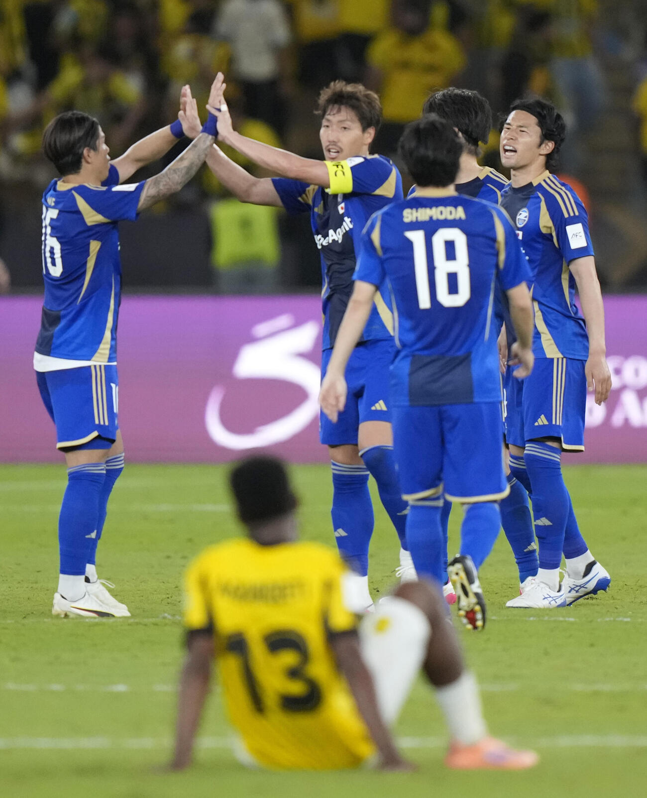 アルイティハドに競り勝ち準決勝進出を決め、喜ぶ昌子（中央）ら町田イレブン（共同）