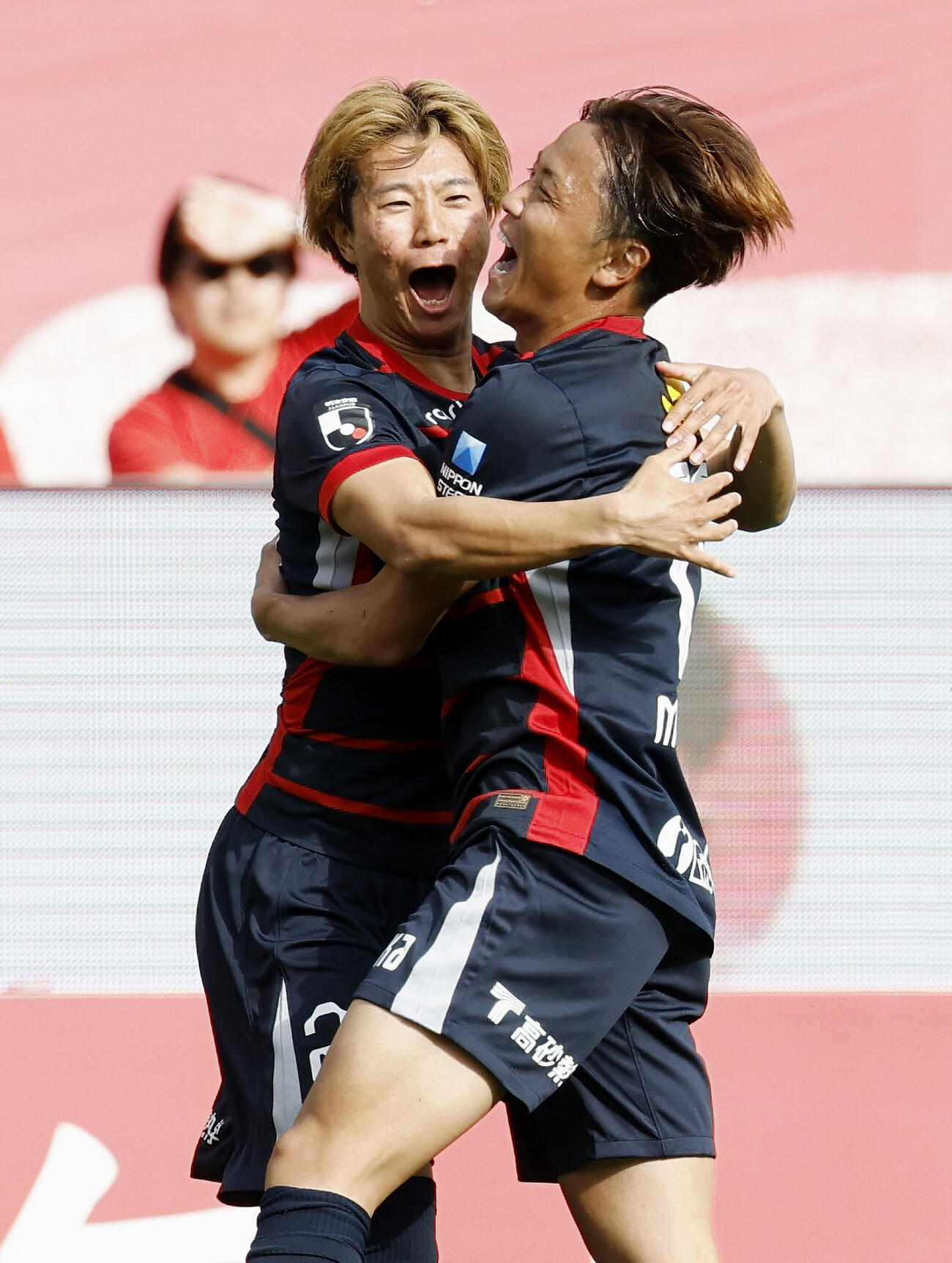 鹿島―浦和　後半、決勝ゴールを決め祝福される鹿島・濃野（左）＝メルスタ（共同）