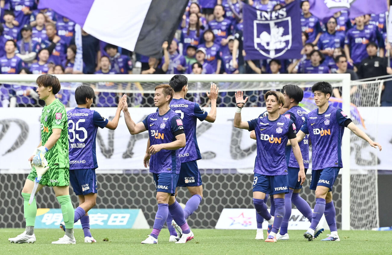 長崎に勝利しタッチを交わす広島イレブン（共同）