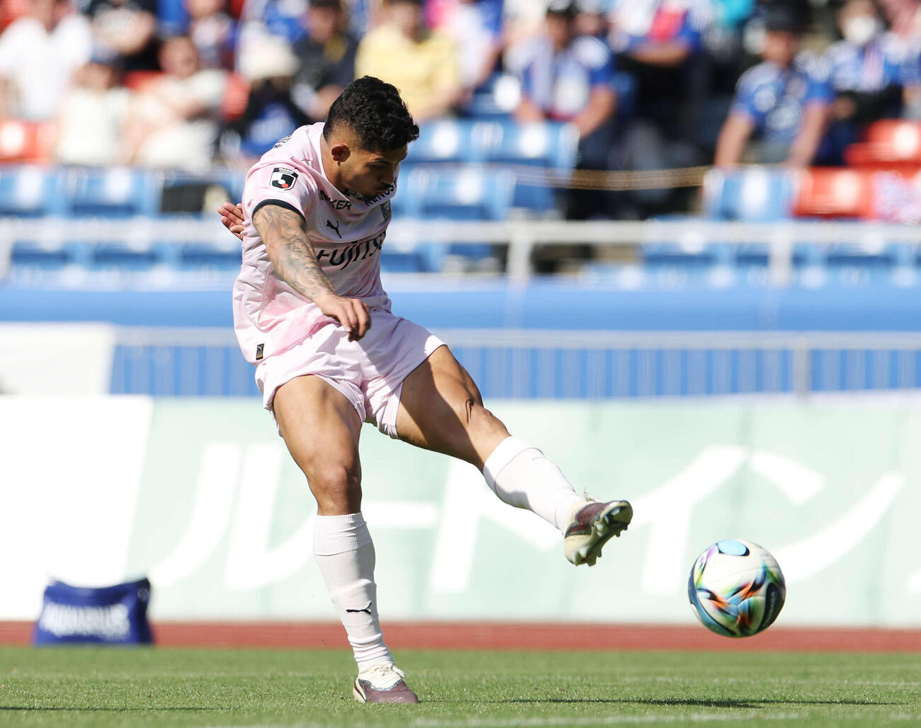横浜対川崎F　後半、左足を振り抜き決勝ゴールを決める川崎Fエリソン（撮影・宮地輝）