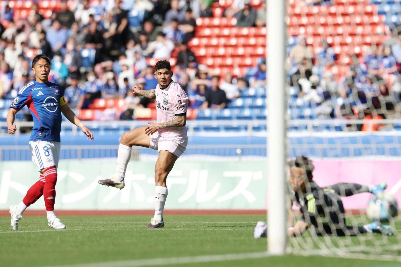 横浜対川崎F　後半、左足を振り抜き決勝ゴールを決める川崎Fエリソン（撮影・宮地輝）