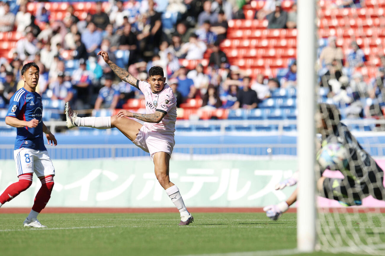 横浜対川崎F　後半、左足を振り抜き決勝ゴールを決める川崎Fエリソン（撮影・宮地輝）