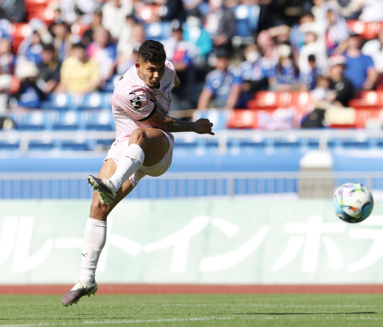横浜対川崎F　後半、左足を振り抜き決勝ゴールを決める川崎Fエリソン（撮影・宮地輝）