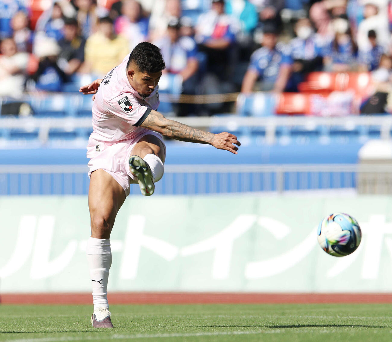 横浜対川崎F　後半、左足を振り抜き決勝ゴールを決める川崎Fエリソン（撮影・宮地輝）