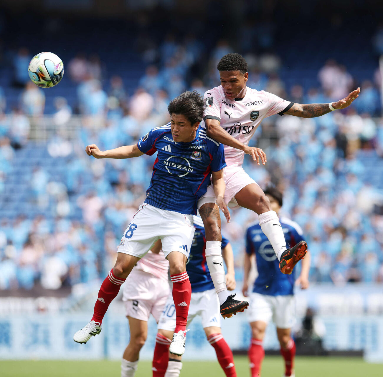 横浜対川崎F　前半、競り合う横浜山根（左）と川崎Fマルシーニョ（撮影・宮地輝）