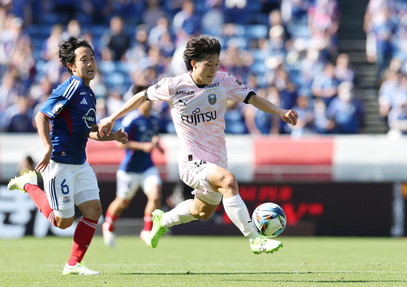 横浜対川崎F　後半、ドリブルで決勝ゴールの起点となる川崎F長（撮影・宮地輝）