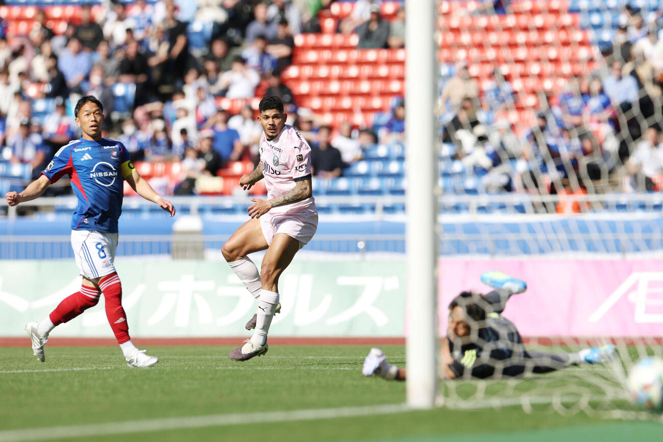 横浜対川崎F　後半、左足を振り抜き決勝ゴールを決める川崎Fエリソン（撮影・宮地輝）