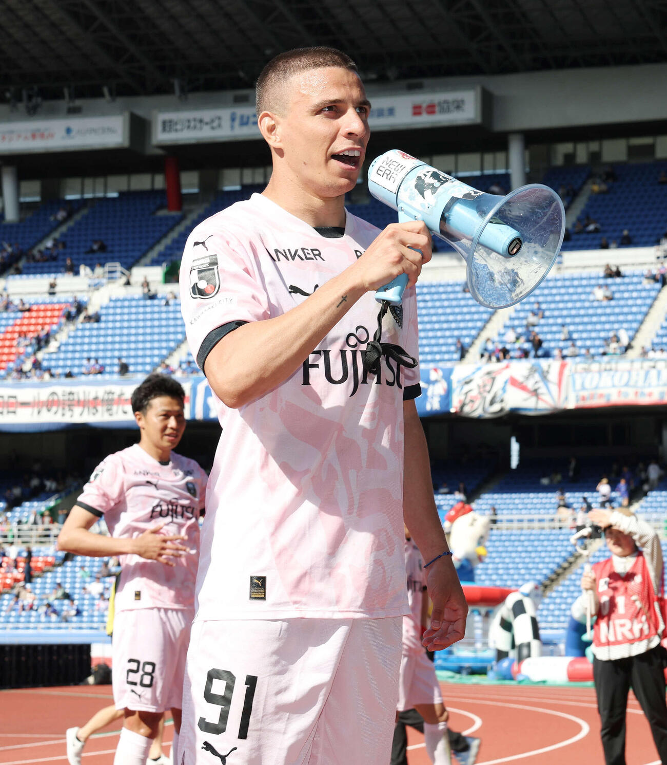 横浜対川崎F　ゴールを決め勝利に貢献した川崎Fロマニッチはサポーターと喜ぶ（撮影・宮地輝）
