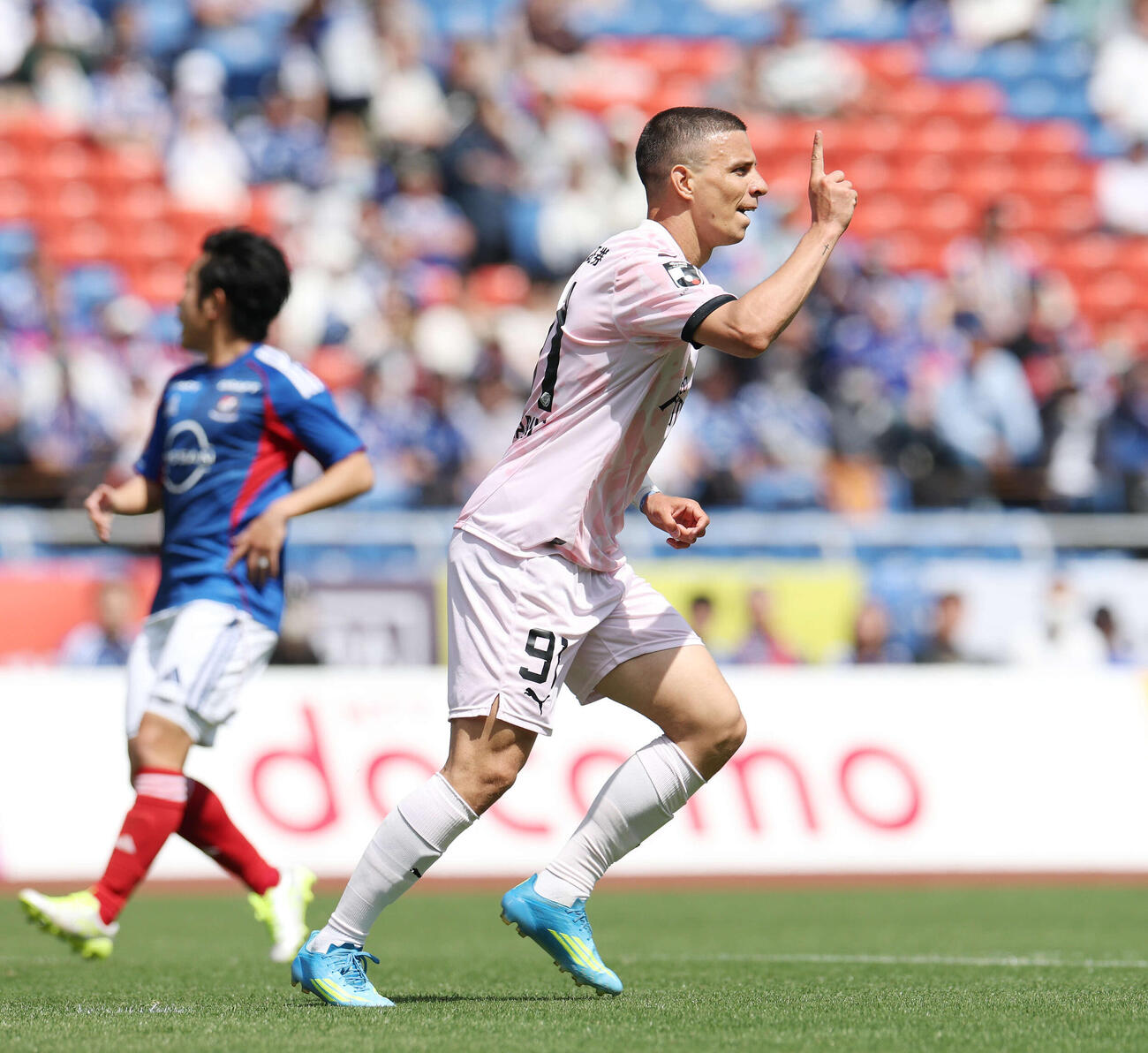 横浜対川崎F　前半、先制ゴールを決めた川崎Fロマニッチ（撮影・宮地輝）