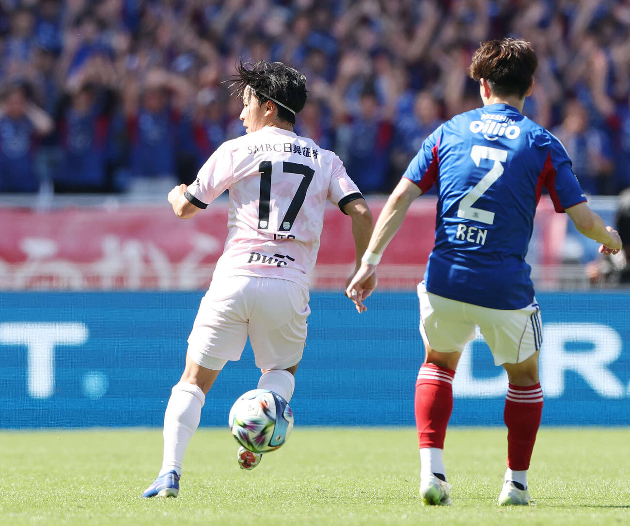 横浜対川崎F　後半、ヒールパスを出す川崎F伊藤（撮影・宮地輝）