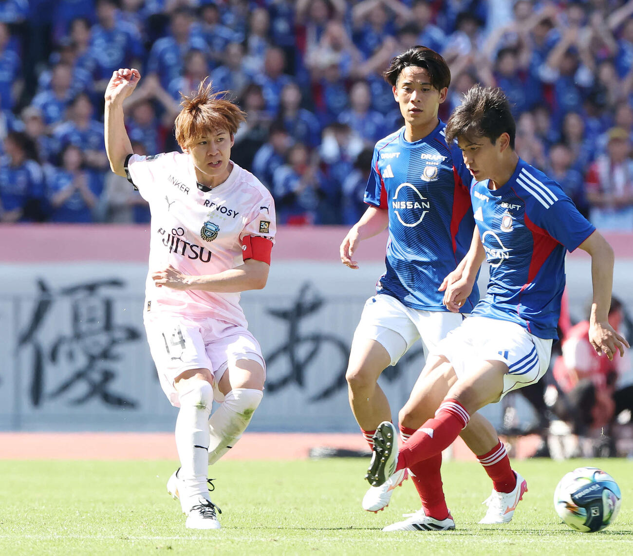横浜対川崎F　後半、パスを出す川崎F脇坂（左）（撮影・宮地輝）