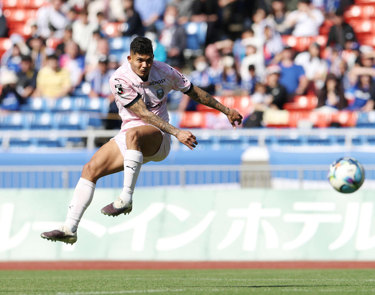 横浜対川崎F　後半、左足を振り抜き決勝ゴールを決める川崎Fエリソン（撮影・宮地輝）