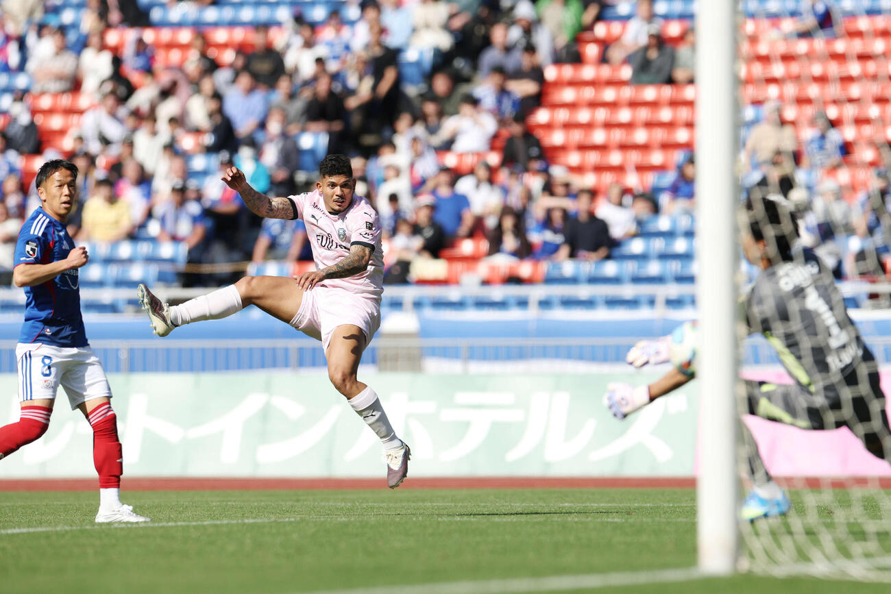横浜対川崎F　後半、左足を振り抜き決勝ゴールを決める川崎Fエリソン（撮影・宮地輝）